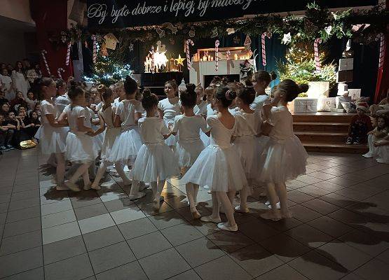 Taniec do piosenki dziewczynek z klas 2