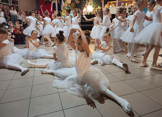 Taniec do piosenki dziewczynek z klas 2