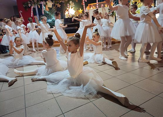 Taniec do piosenki dziewczynek z klas 2