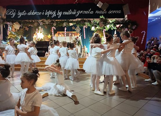 Taniec do piosenki dziewczynek z klas 2