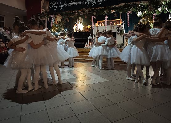 Taniec do piosenki dziewczynek z klas 2