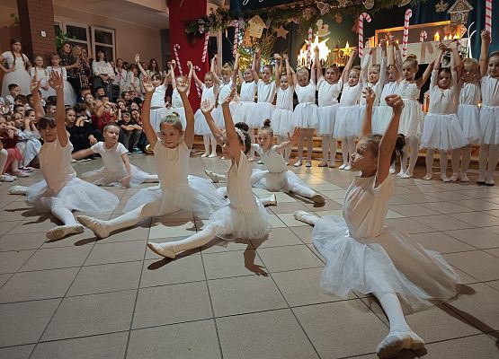 Taniec do piosenki dziewczynek z klas 2