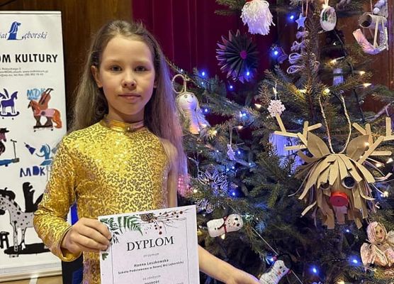 Hania ze swoją ozdobą