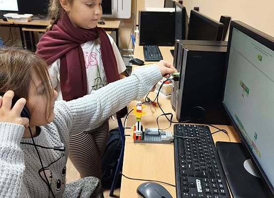 dziewczynki podczas zajęć