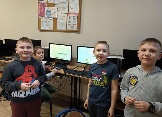 chłopcy podczas zajęć