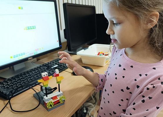 dziewczynka z kaczuszkami