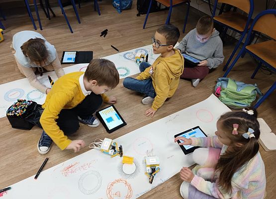 dzieci na zajęciach z robotyki