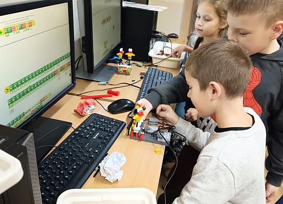 dzieci sprawdzają działanie swojego robota