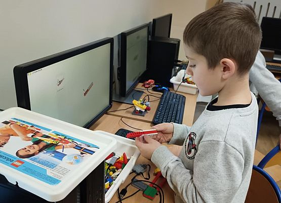 chłopiec buduje z klocków lego