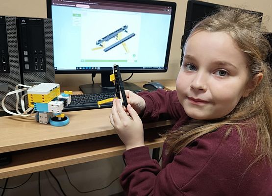 dziewczynka z klockami