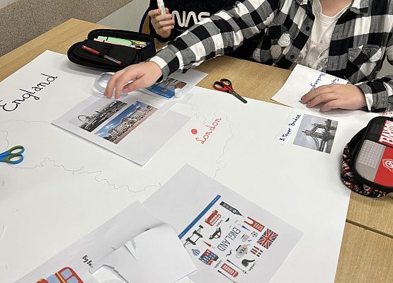 praca w grupach plakat