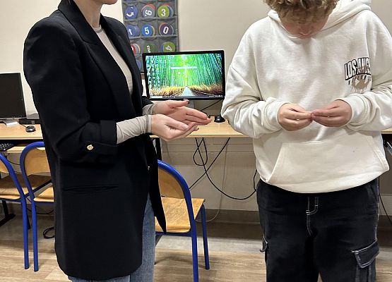 uczeń losuje karteczkę z krajem