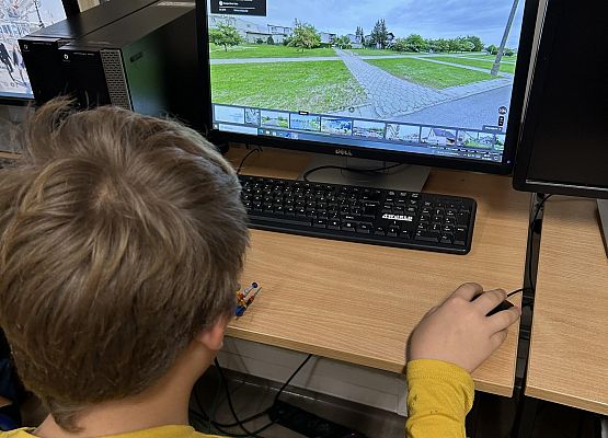 Uczeń pracuje przy komputerze