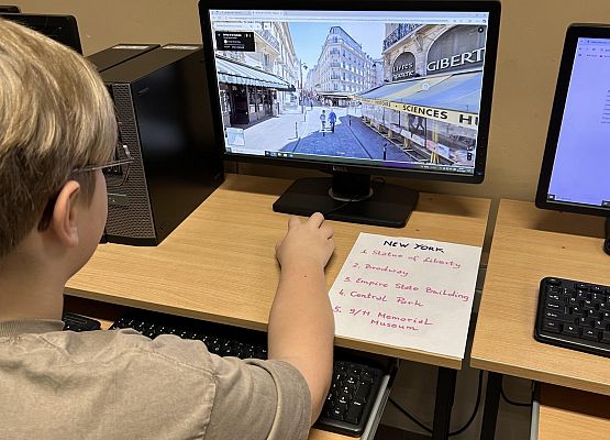 Uczeń wirtualnie zwiedza Nowy Jork