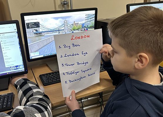 uczeń z wybranymi miejscami w Londynie