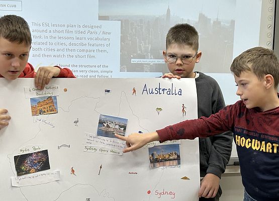 uczniowie omawiają plakat