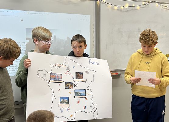 uczniowie omawiają plakat