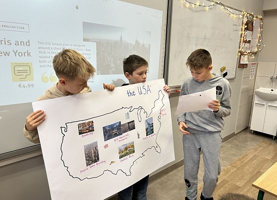 uczniowie omawiają plakat