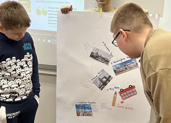 uczniowie omawiają plakat