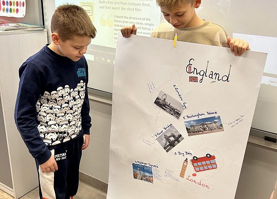 uczniowie omawiają plakat