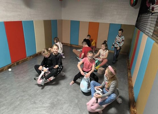dzieci bawią się na sali zabaw