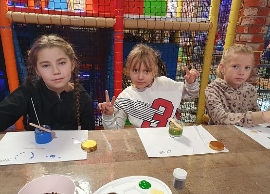 dziewczynki z 2c tworzą wieńce