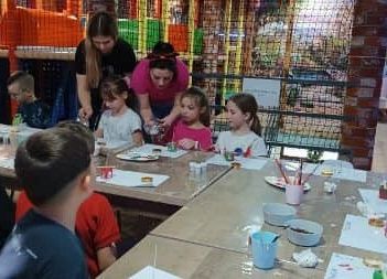 klasa 2a tworzy wieńce