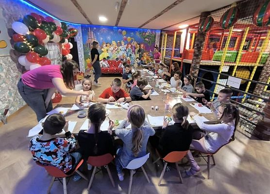 klasa 2b tworzy świąteczne wieńce