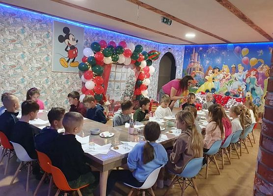 klasa 2c tworzy wieńce