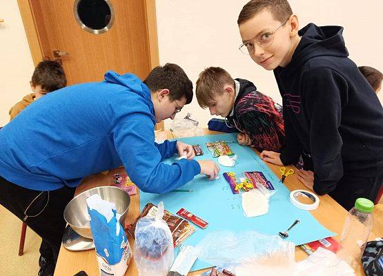 chłopcy pracują nad projektem