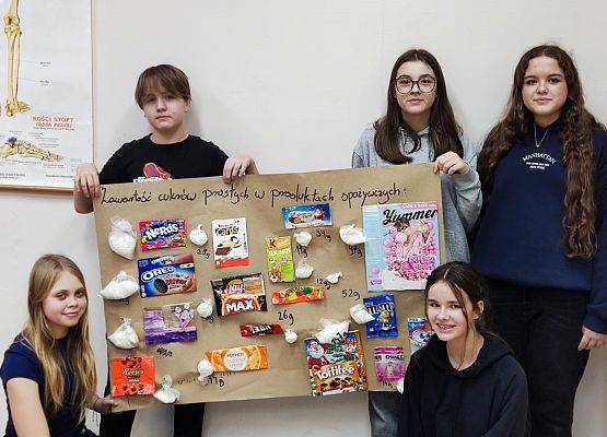 Maks i dziewczynki z plakatem