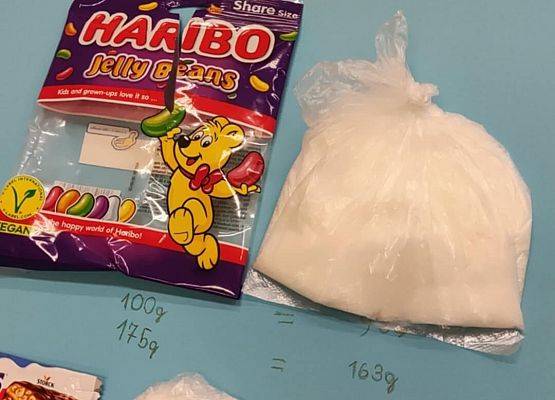 cukier w worku i żelki