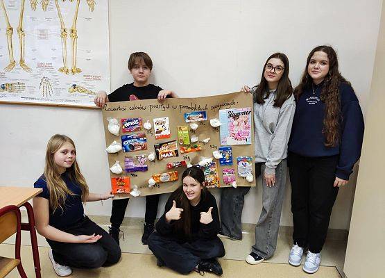 Maks i dziewczynki z plakatem