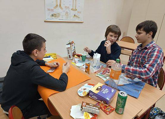 chłopcy pracują nad projektem