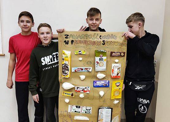 grupa chłopców z klakatem