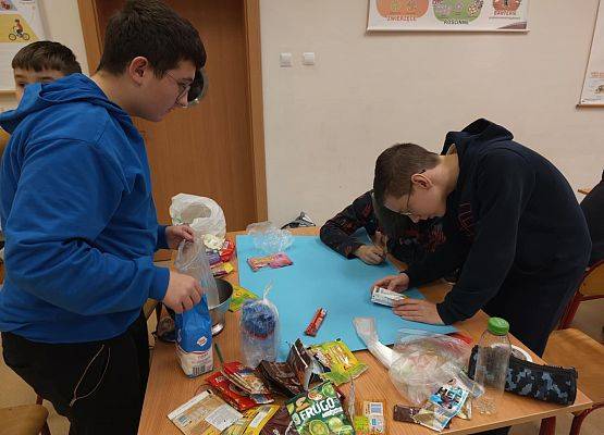 chłopcy pracują w grupie