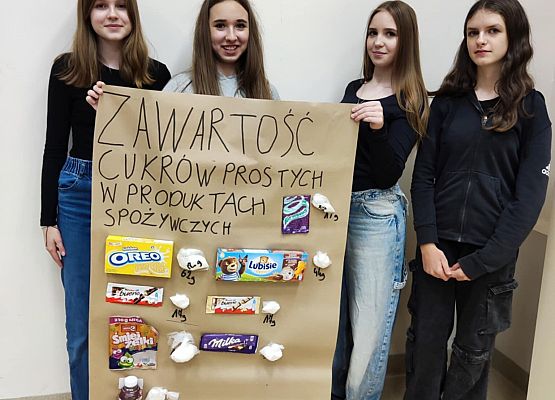 dziewczynki z plakatem