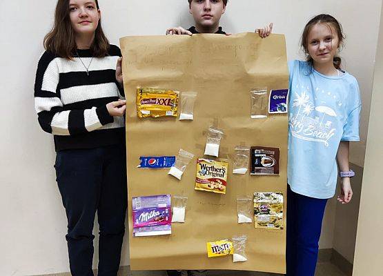 dziewczynki i Ksawery z plakatem