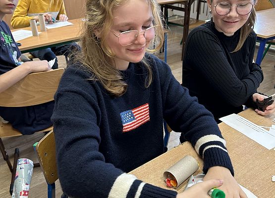 Uczennica przygotowuje Christmas cracker