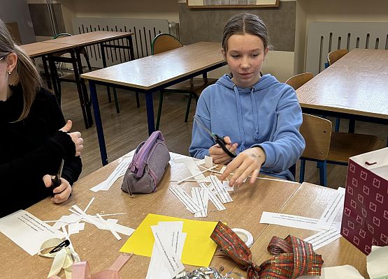 uczennica wycina powiedzenia w języku angielskim