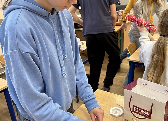 uczennica zawija prezenty w papier