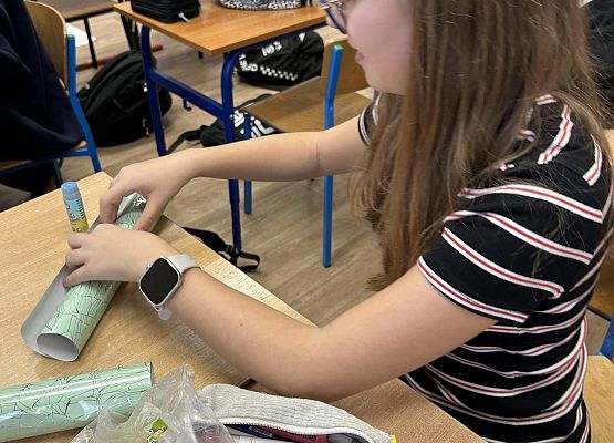 uczennica zawija prezenty w papier