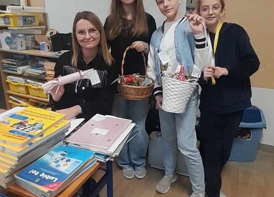 Uczennice wraz z nauczycielką
