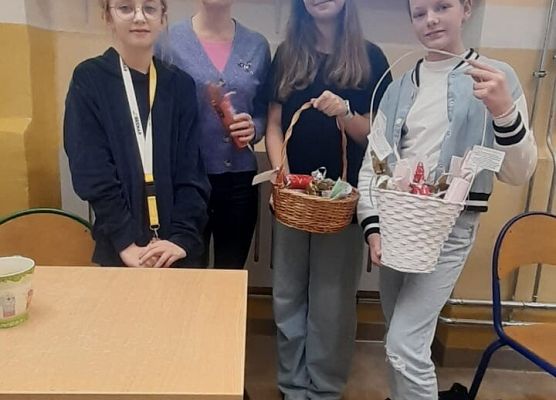 Uczennice wraz z nauczycielką