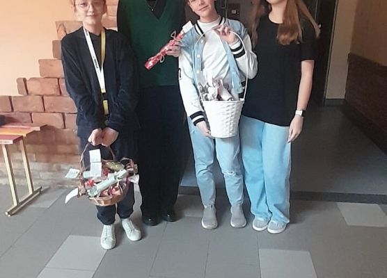 Uczennice wraz z nauczycielką