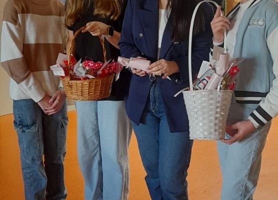 Uczennice wraz z nauczycielką