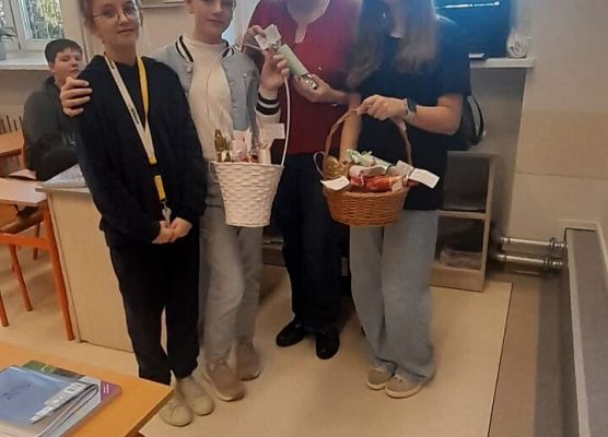 Uczennice wraz z nauczycielką
