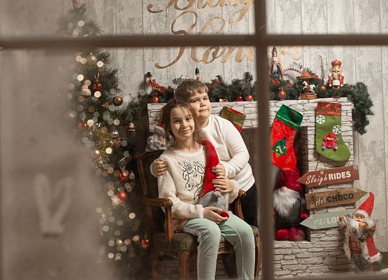 chłopiec i dziewczynka za oknem