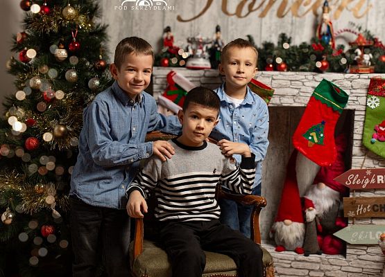 chłopcy na zdjęciu