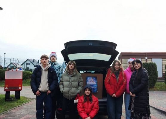 Uczniowie pozują do zdjęcia .